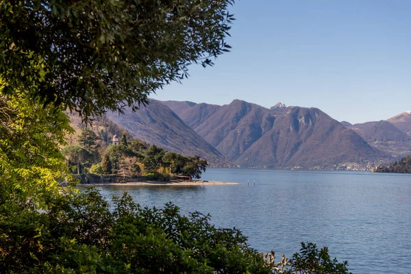 意大利 贝拉焦 科莫湖 是一个以高山为背景的大型水体 — 图库照片