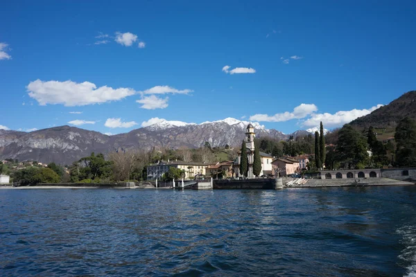 イタリア レッコ コモ湖の横の教会の背景に山があります — ストック写真