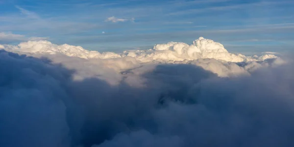 Uçak Penceresinden Bulutların Görünüşü Gökyüzündeki Bulutlar — Stok fotoğraf
