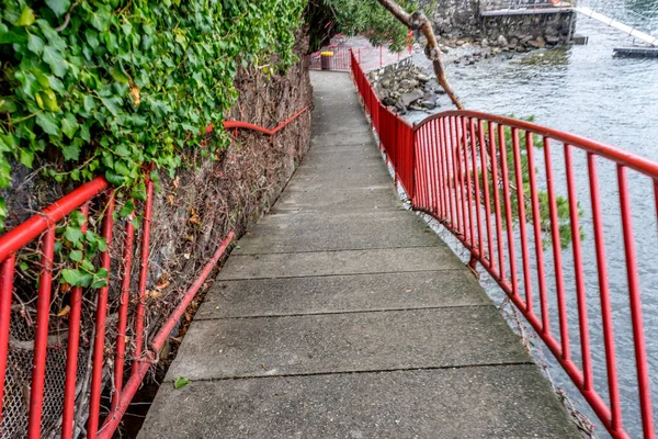 Europa Itália Varenna Lago Como Uma Ponte Vermelha Sobre Água — Fotografia de Stock