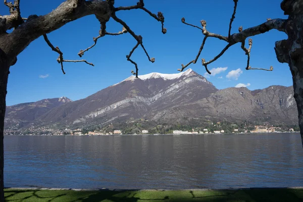 Itália Bellagio Lago Como Vista Scenic Mountainas Novadas Contra Céu — Fotografia de Stock