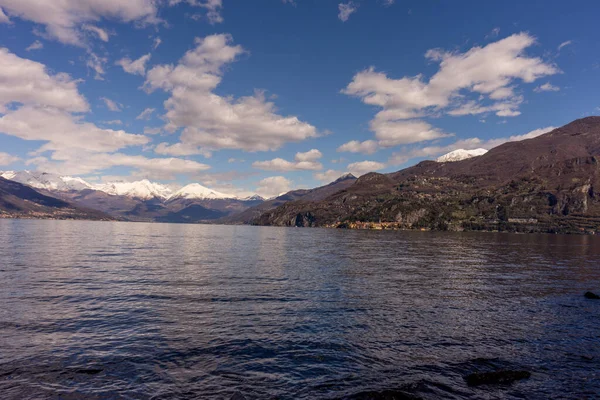 Itália Bellagio Lago Como Vista Scenic Mountainas Novadas Contra Céu — Fotografia de Stock