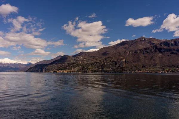 ヨーロッパ イタリア ベラジオ コモ湖 背景に山のある水のボディ — ストック写真
