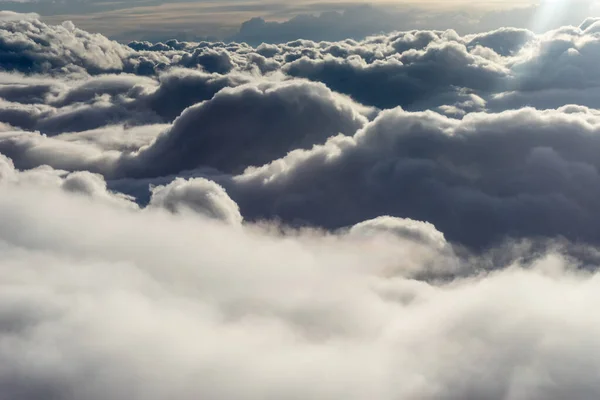 飛行機の窓からの雲の眺め 空の雲のグループ — ストック写真