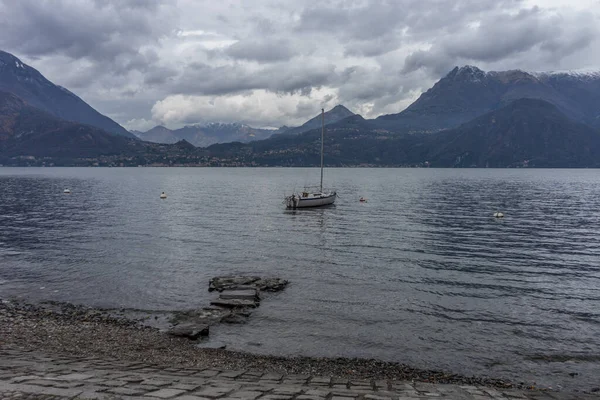 ヨーロッパ イタリア バレンナ コモ湖 バックグラウンドで山と水のボディ上のボート — ストック写真