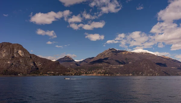 Italien Bellagio Comosjön Scenisk Över Snöklädda Länderna Blue Sky Lombardiet — Stockfoto