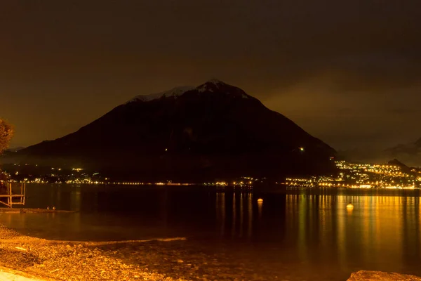 意大利 瓦伦纳 科莫湖 一座横跨水体的桥 背景是一座山 — 图库照片