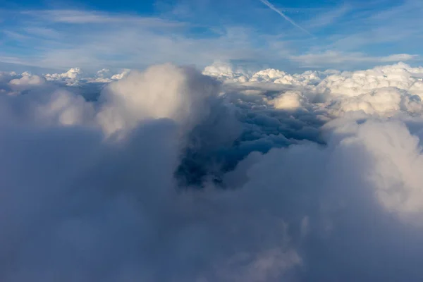 从飞机窗口看云彩 天空中的低角度闭合视图 — 图库照片
