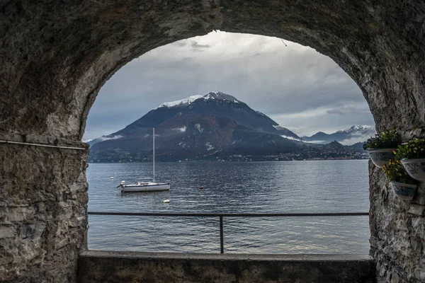 イタリア バレンナ コモ湖 アーチを通って見える湖で孤独なボート — ストック写真