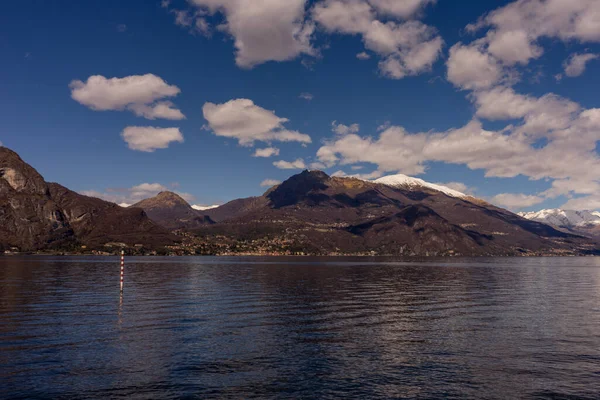 Europa Italien Bellagio Comosjön Vattensamling Med Ett Berg Bakgrunden — Stockfoto