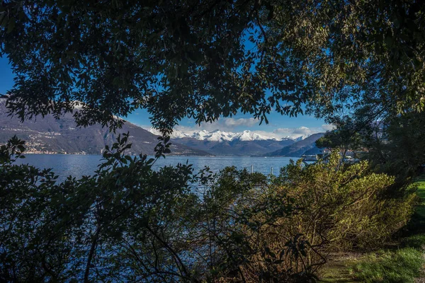 Italia Bellagio Lago Como Vista Escena Las Montañas Snowcapped Contra —  Fotos de Stock