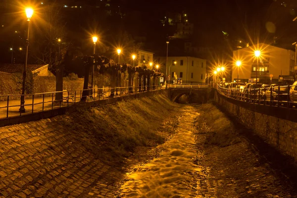 意大利 瓦伦纳 科莫湖 一条在夜里沿着小路流过的小河 — 图库照片
