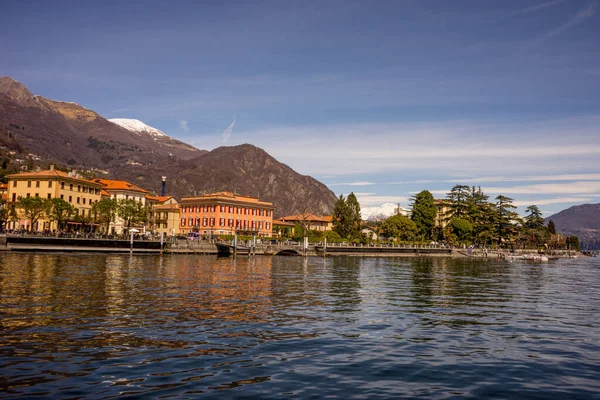 Europa Italië Menaggio Comomeer Een Watermassa Met Een Berg Achtergrond — Stockfoto