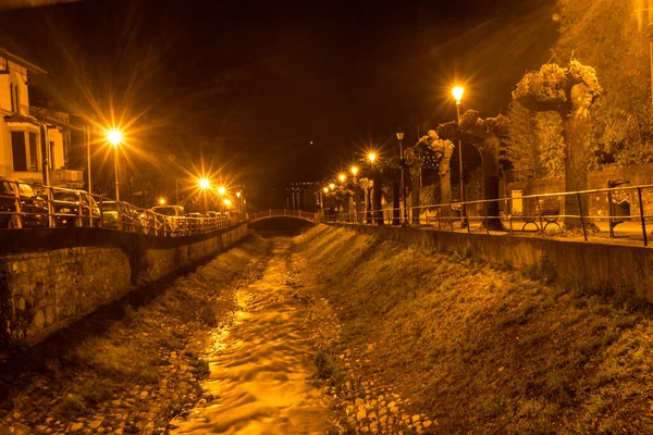 意大利 瓦伦纳 科莫湖 一条在夜里沿着小路流过的小河 — 图库照片