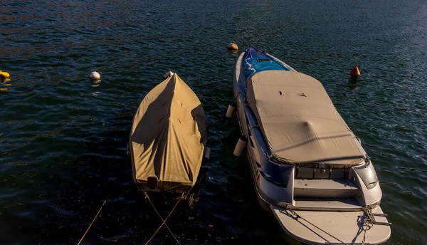 Italien Lecco Comosjön Täckt Båt Vilar Sjön — Stockfoto