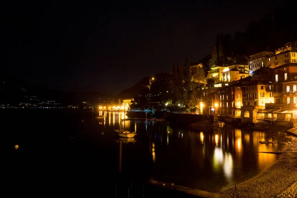 意大利 瓦伦纳 科莫湖 一个城市在夜晚 在水体前的景象 — 图库照片