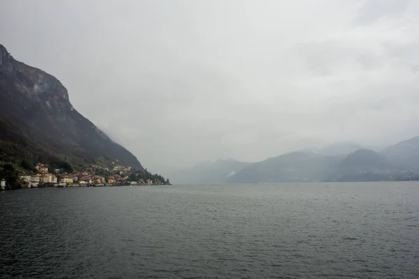 Europa Italië Varenna Comomeer Een Grote Watermassa Met Een Berg — Stockfoto