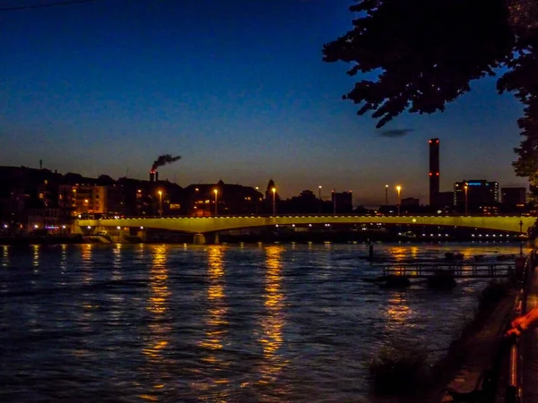 Suíça Basileia Edifícios Iluminados Por Reno Contra Céu Dusk Europa — Fotografia de Stock