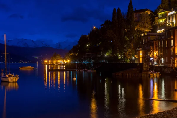 イタリア ヴァレンナ コモ湖 夜間照明付き漁村 — ストック写真