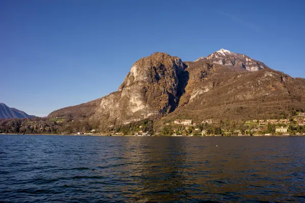 Europa Italien Menaggio Comosjön Stor Vattensamling Med Ett Berg Bakgrunden — Stockfoto