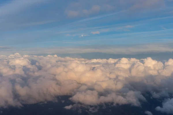 Uçak Penceresinden Bulutların Görünüşü Gökyüzündeki Bulutlar — Stok fotoğraf