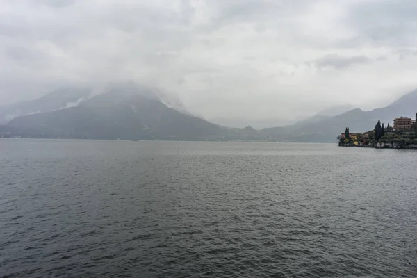 Evropa Itálie Varenna Jezero Como Velká Vodní Plocha Horou Pozadí — Stock fotografie