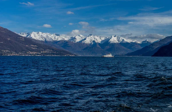 イタリア ベラジオ 雪に覆われたピークを背景にコモ湖のボート — ストック写真