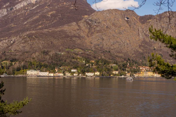 ヨーロッパ イタリア ベラジオ コモ湖 背景に山のある水のボディ — ストック写真