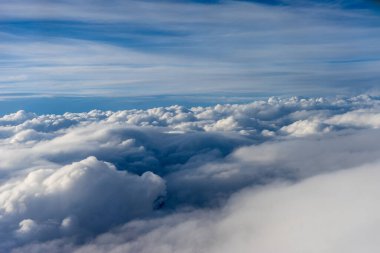 Uçak penceresinden bulutların görünüşü, gökyüzündeki bulutlar