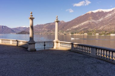 İtalya, Bellagio, Como Gölü, SNOWCAPPED DAĞLARINDAN SNOWCAPPED BLUE SKY, Lombardy
