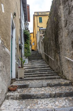 Avrupa, İtalya, Varenna, Como Gölü, tuğla kaldırımda tabelası olan taş bir bina.