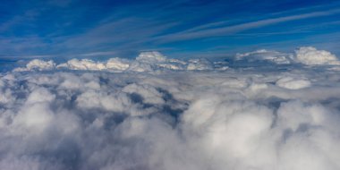 Uçak penceresinden bulutların görünüşü, gökyüzündeki bulutlar