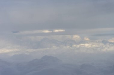 Uçak penceresinden bulutların görüntüsü, gökyüzünde bir grup bulut.