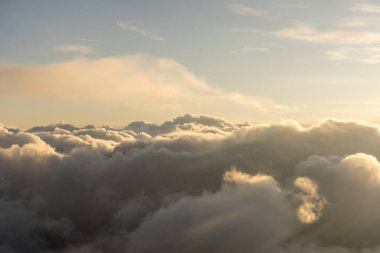 Uçak penceresinden bulutların görüntüsü, gökyüzünde bir grup bulut.