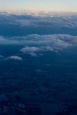 Uçak penceresinden bulutların görüntüsü, gökyüzünde bir grup bulut.