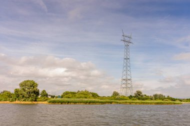 Hollanda, Rotterdam, elektrik hatları taşıyan bir kule.