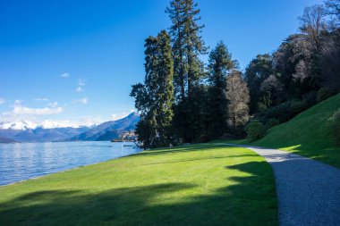 İtalya, Bellagio, Como Gölü 'nün yanındaki dağ manzaralı yürüyüş yolu.