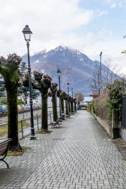İtalya, Varenna, Como Gölü, karlı dağlara giden bir yol.
