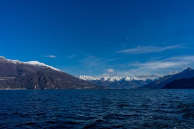 İtalya, Bellagio, Como Gölü, karla kaplı arka planlar.
