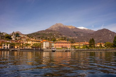 Avrupa, İtalya, Menaggio, Como Gölü. Arkasında dağ olan bir su kütlesi.