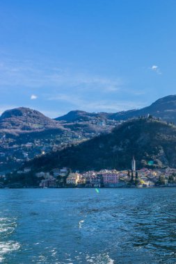 İtalya, Bellagio, Como Gölü Varenna köyünün tekneden manzarası