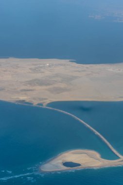 Dubai Emirlikleri Çölü, okyanusun yanındaki su.