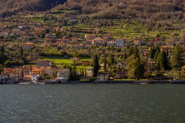 İtalya, Lecco, göl manzaralı teras tarımlı şehir manzarası