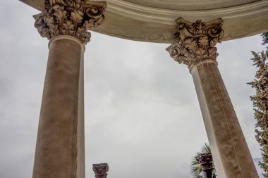 İtalya, Varenna, Como Gölü, çatıyı tutan iki sütun