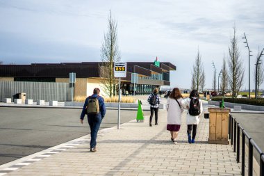 Çiçek bahçesi, Hollanda, Avrupa, kaldırımda yürüyen bir grup insan.