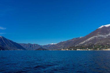 Avrupa, İtalya, Bellagio, Como Gölü. Arkasında dağ olan büyük bir su kütlesi.
