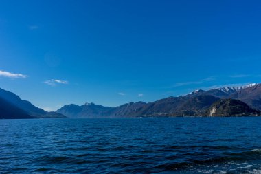 Avrupa, İtalya, Bellagio, Como Gölü. Arkasında dağ olan büyük bir su kütlesi.