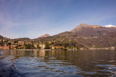 Avrupa, İtalya, Menaggio, Como Gölü. Arkasında dağ olan bir su kütlesi.