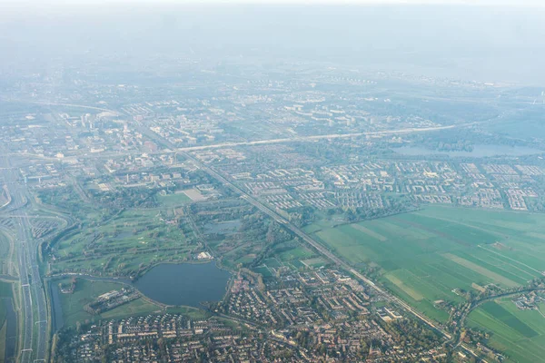 Amsterdam Schiphol Hollanda, arka planda dağ olan bir şehir manzarası
