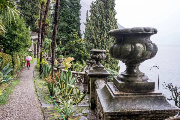 Italien Varenna Comosjön Vas Ovanpå Ett Staket — Stockfoto